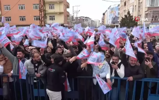 Kendini 'yerli patates' olarak tanıtan Belediye Başkan Adayı Ahi'den gövde gösterisi