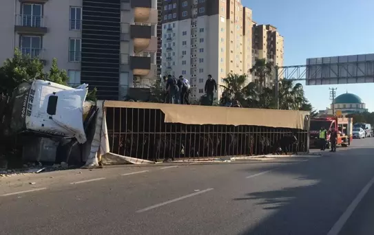 Mersin'de devrilen tırın sürücüsü yaralandı
