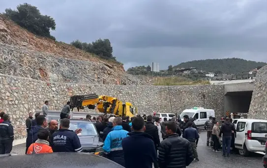 Muğla'da Çöp Kamyonu Devrildi: Sürücü Hayatını Kaybetti
