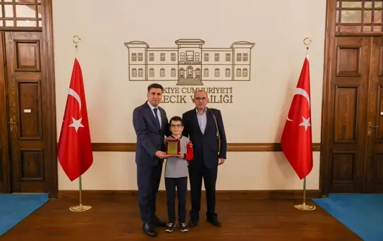 Bilecik Valisi Şefik Aygöl, 60. Kütüphane Haftası'nda en çok kitap okuyanlara plaket ve hediye verdi