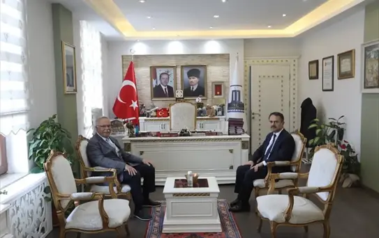Çanakkale Belediye Başkanı Ülgür Gökhan, Vali İlhami Aktaş'a veda ziyaretinde bulundu