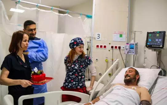 Kalp krizi geçiren hastanın doğum günü pastasıyla kutlaması