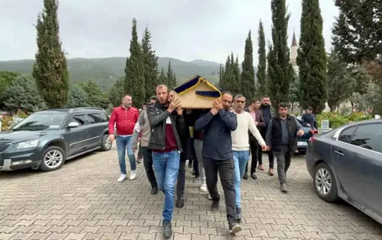 Hatay'da tırla otomobil çarpışması sonucu ölen 6 kişilik aile son yolculuğuna uğurlandı