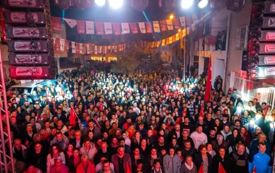 İzmir Seferihisar'da İsmail Yetişkin'in düzenlediği seçim mitingi büyük ilgi gördü