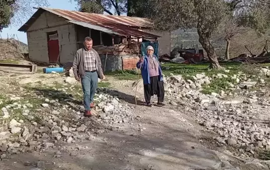 Depremzede Aile İzin Alamadığı İçin Ev Yapamıyor