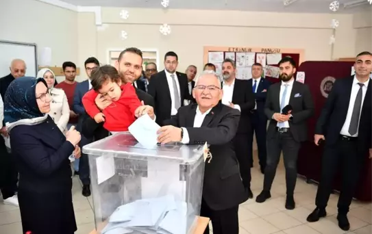 Kayseri Büyükşehir Belediye Başkanı Memduh Büyükkılıç 296 bin 495 oy aldı