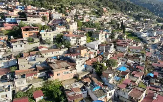 Hatay'da Muhtarın Balkon Konuşması ve Çiftetelli Kutlaması İlgi Odağı Oldu