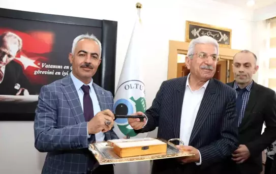Oltu Belediye Başkanı Adem Çelebi ve Meclis Üyeleri Mazbatalarını Aldı