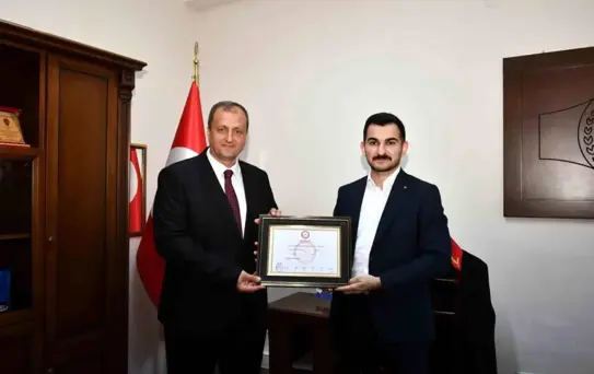 İznik Belediye Başkanı Kağan Mehmet Usta ve Meclis Üyeleri Mazbatalarını Aldı