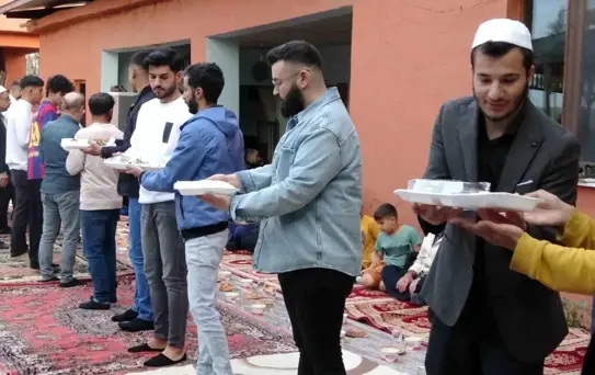 Diyarbakır'da yüzlerce medrese talebesi iftarda buluştu