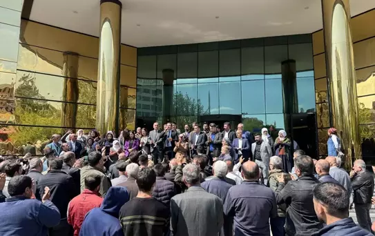 DEM Parti'den Siirt Belediye Başkanı seçilen Sofya Alağaş mazbatasını aldı