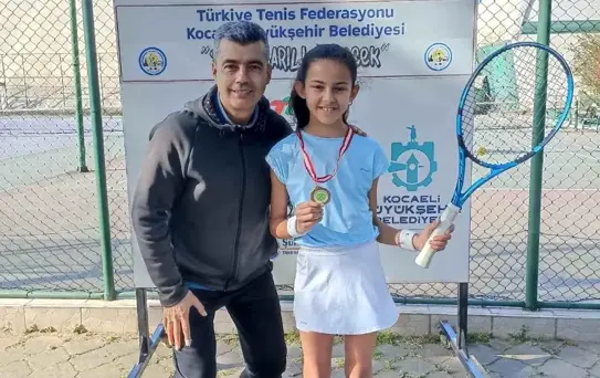 12 Yaş Hafta Sonu Tenis Turnuvasında Ela Naz Kaya Birinci Oldu