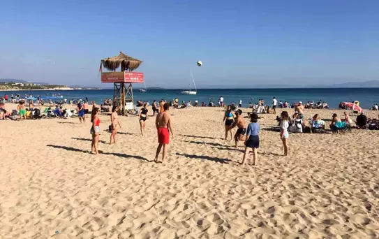 Aydın'da Güneşli Havayı Fırsat Bilerek Tatilciler Sahile Koştu