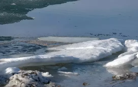 Çıldır Gölü'ndeki buzların erimesi dron ile görüntülendi