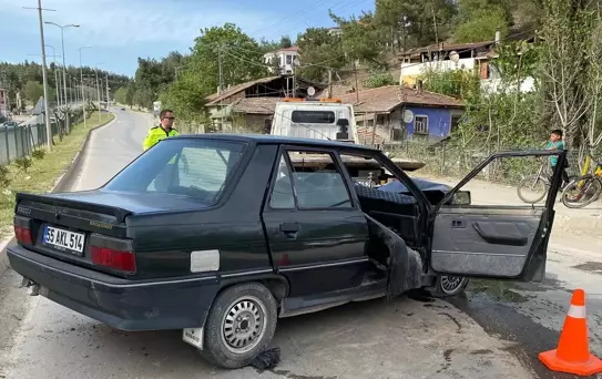 Sinop'un Boyabat ilçesinde otomobil devrildi, 2 kişi yaralandı