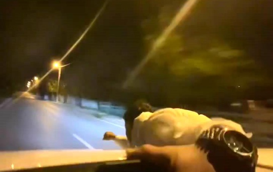 Bursa'da Otomobilin Camından Sarkan Genç Yürekleri Ağza Getirdi