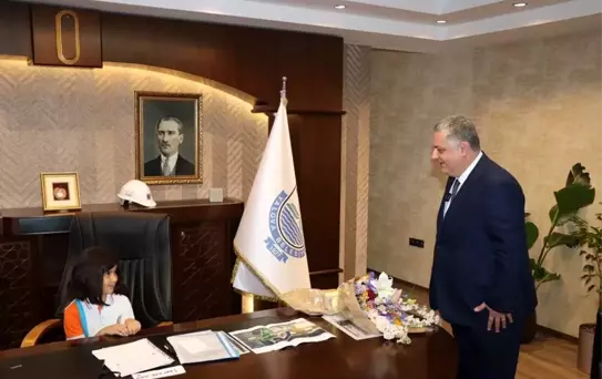 Yalova Belediye Başkanı Mehmet Gürel, makam koltuğunu ilkokul öğrencilerine teslim etti