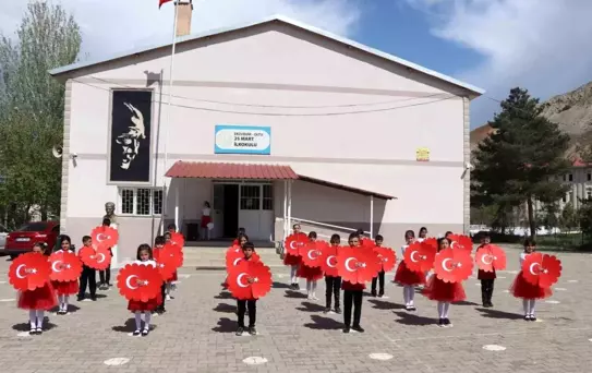 Oltu 25 Mart İlkokulu Öğrencileri 23 Nisan Programını Sahneledi