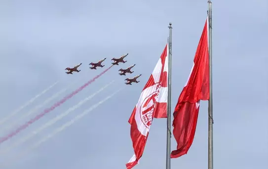 Türk Yıldızları Antalya'da Gösteri Uçuşu Yaptı