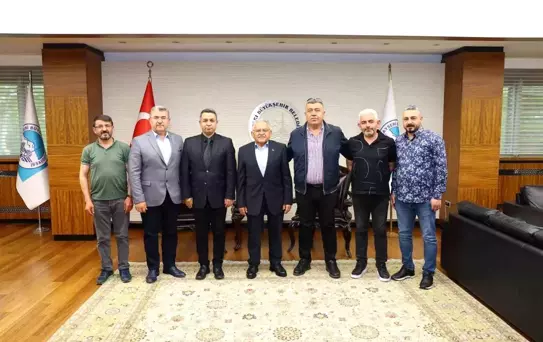 Başkan Büyükkılıç, ziyaretçi akınına uğruyor