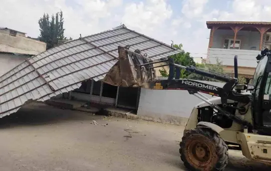 Gaziantep Karkamış'ta Kuvvetli Rüzgarın Etkisiyle Evlerin Çatısı Uçtu