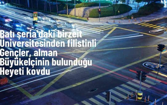 Filistinli Gençler Alman Büyükelçiyi Protesto Etti