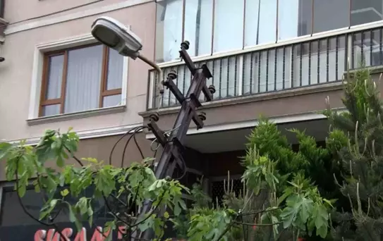 Ankara'da sağanak yağmur sebebiyle çöken yolda elektrik direği ve telefon panosu devrildi