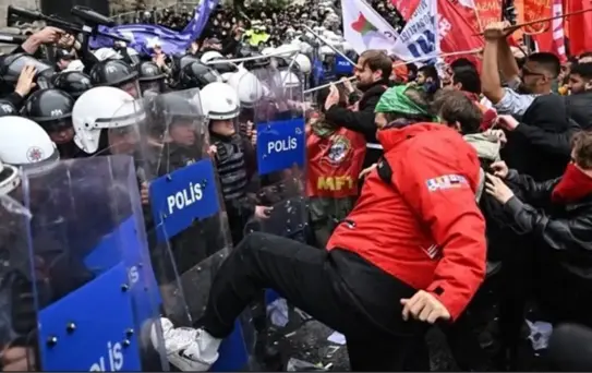 Polis kalkanını tekmeleyen fenomen gözaltında! Vatandaş hayır simidi dağıttı