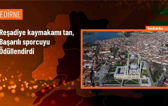 Reşadiye Kaymakamı Ahmet Tan, başarılı sporcuyu ödüllendirdi