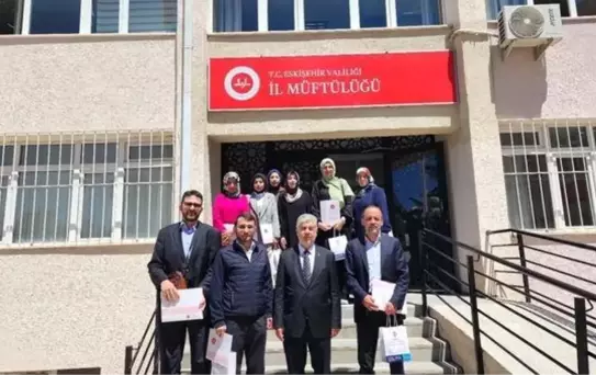 Eskişehir İl Müftülüğü Engelli Koordinatörlüğü tarafından düzenlenen Türk İşaret Dili Kursu'nda kursiyerler belge aldı