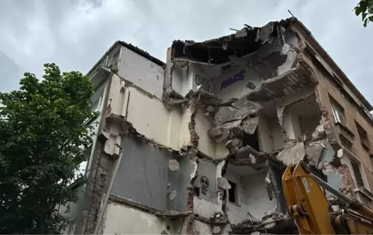 Şişli'de kepçe operatörü ünlü oyuncunun duvarını yıktı
