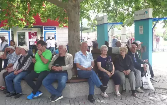 İzmir'de Emeklilerden Bakan Işıkhan'a 'Yeni Hizmet Modeli' Tepkisi: 'Çalışma Bakanı Emeklilerle Dalga Geçmiş.