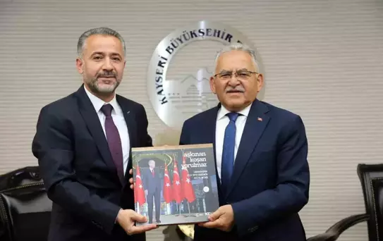 Kayseri Büyükşehir Belediye Başkanı Dr. Memduh Büyükkılıç, ziyaretçilerini makamında ağırlamaya devam ediyor