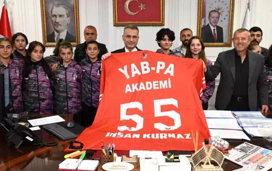 İlkadım Belediye Başkanı İhsan Kurnaz'a forma hediye edildi
