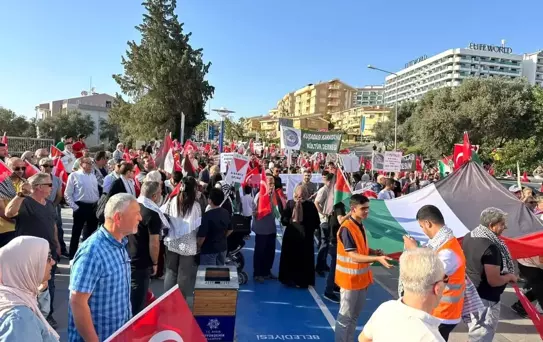 Kuşadası'nda Filistin'e Destek Yürüyüşü Düzenlendi
