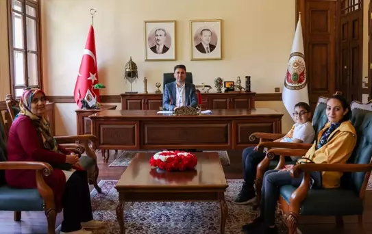 Bilecik Valisi Şefik Aygöl, 10 yaşındaki kitap kurdu Ahmet Destan Kara'yı kabul etti