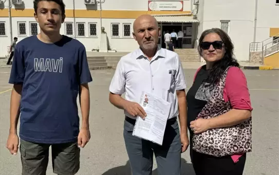 Antalya'da 62 yaşındaki baba, oğlunun lisesinde üniversite sınavına girdi