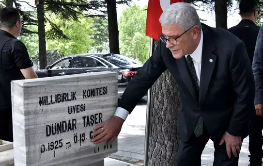 İYİ Parti Genel Başkanı Müsavat Dervişoğlu, Dündar Taşer'in mezarını ziyaret etti