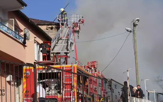 Bayburt'ta çıkan yangında 3 ev zarar gördü