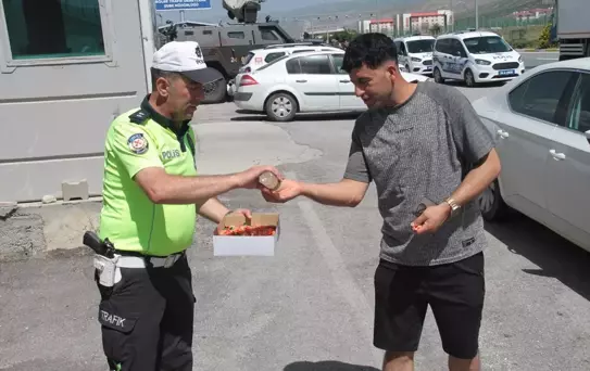 Trafik Ekipleri Bayram Tatiline Çıkan Sürücülere İkramlarda Bulundu