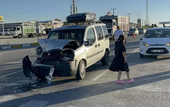 Aksaray'da Hafif Ticari Araç Trafik Işıklarında Bekleyen Otomobillere Çarptı: 5 Yaralı