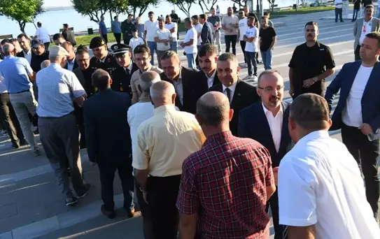 İçişleri Bakan Yardımcısı Bülent Turan, Lapseki'de Bayram Namazı Kıldı
