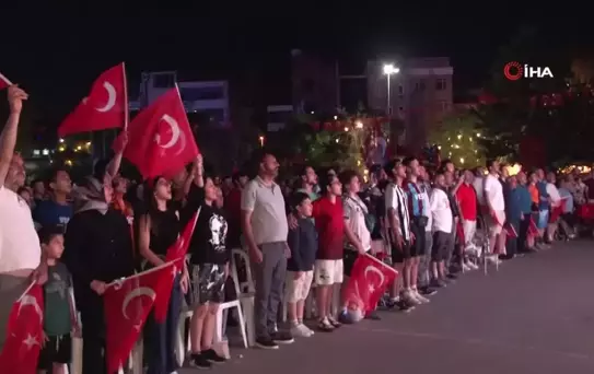 Kartal'da milli maç heyecanı dev ekranda yaşandı