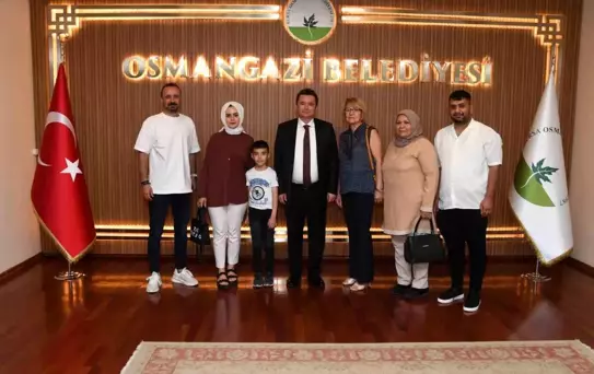 Osmangazi Belediye Başkanı Erkan Aydın, sağlığına kavuşan Muhammet Emin'i ziyaret etti