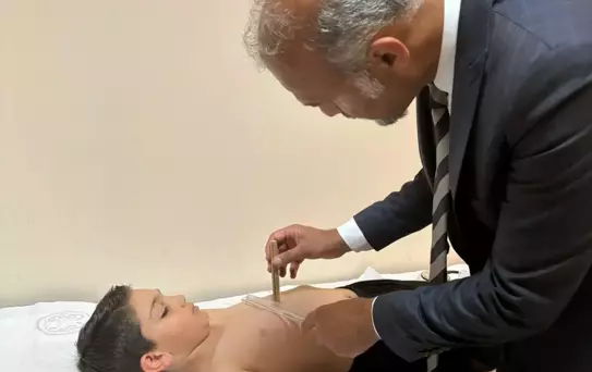 7 Yaşındaki Çocuğun Göğsündeki Çukur Vakum Tedavisiyle Azaldı