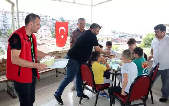 İzmit Belediyesi Yaz Kur'an Kurslarına Kek ve Limonata İkram Etti