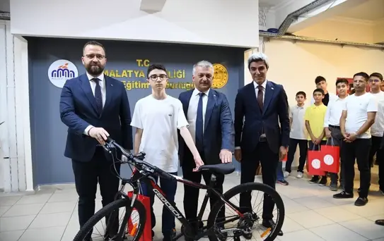 Malatya'da LGS dereceye giren öğrencilere tablet hediye edildi