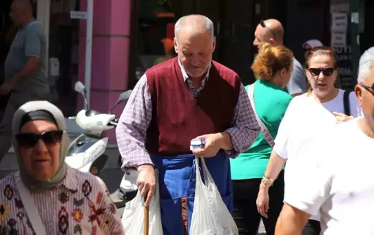 Doğuştan Görme Engelli Adam 40 Yıldır Sokaklarda Çalışarak 3 Çocuk Yetiştirdi