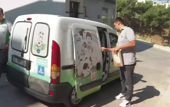 İzmir Büyükşehir Belediyesi Süt Kuzusu Projesi ile çocuklara süt dağıtıyor