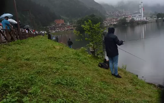 Uzungöl'de Geleneksel Alabalık Avlama Yarışması Düzenlendi